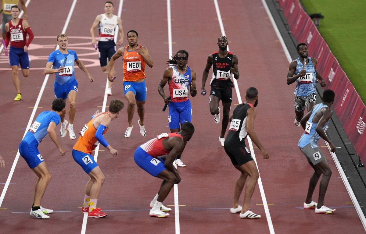 GRIDLOCK: Athletes prepare to make a baton handover, second to third legs, in a semi-final of the Men’s 4X400-metre relay at the 2020 Summer Olympics, in Tokyo, Japan, yesterday. T&T’s Jereem Richards, second right top, focuses on teammate Machel Cedenio, second right foreground. —Photo: AP